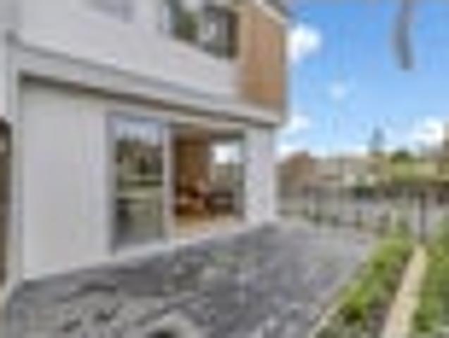 Corner Unit | Brand New | Freehold Title