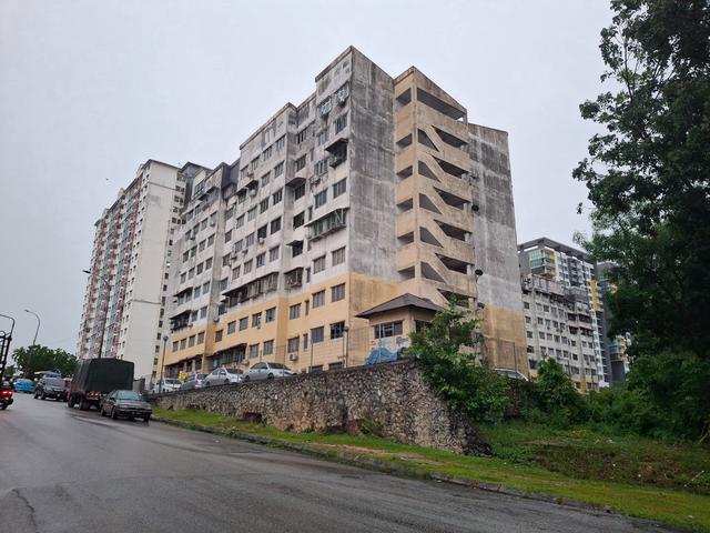Corner Unit Ruselia Apartment Taman Pinggiran Putra Seri Kembangan