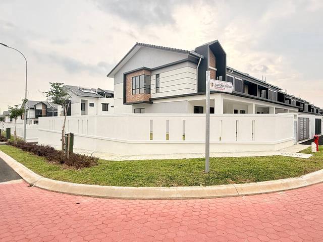 Cornerlot Freehold Double Storey Terrace NEW HOUSE Seremban