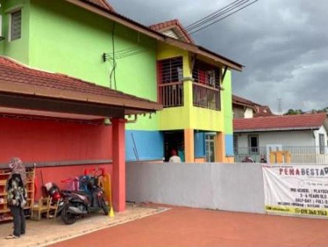 Cornerlot townhouse for sale