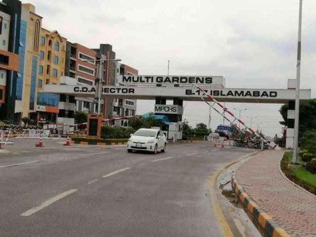 Cornor plot 60ft road solid land highted plot sunface B. 17 block D Islamabad C 18 ID 06920