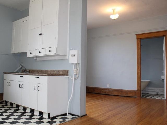 Coronation Place 1 Bedroom Apartment for Rent at 444 5th Ave N, Saskatoon, SK S7K 2P9 City Park