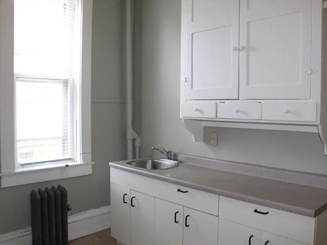 Coronation Place 1 Bedroom Apartment for Rent at 444 5th Ave N, Saskatoon, SK S7K 2P9 City Park
