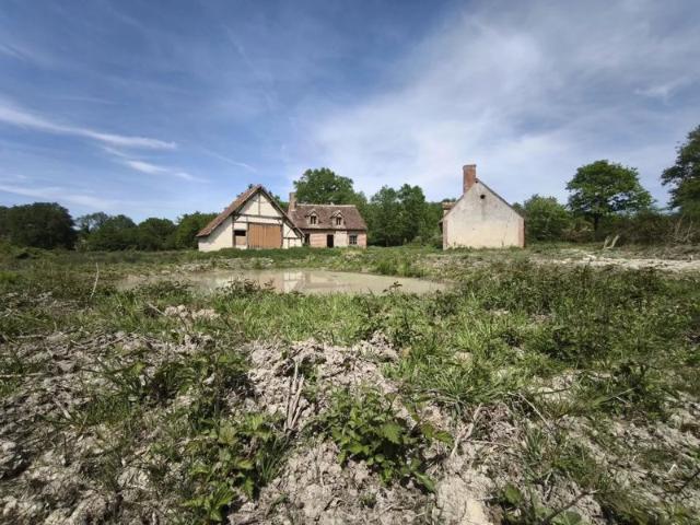 Corp de ferme à restaurer sur 8 hectares de terrain environ