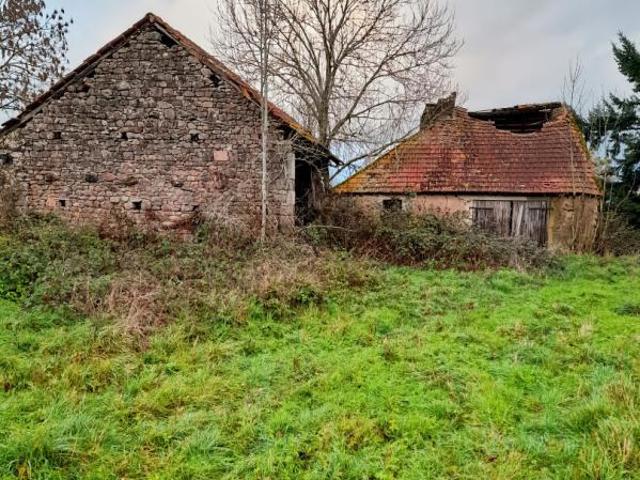 Corps de bâtiments à réhabiliter avec pré proche Saulieu