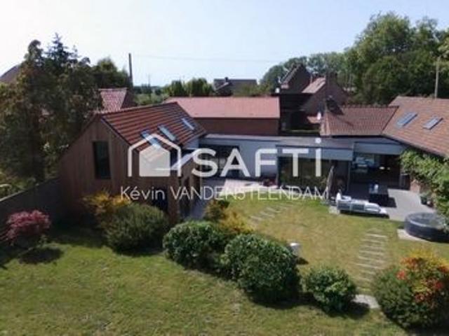 Corps de ferme 7 ch. 256 m2 sur 2 600 m²