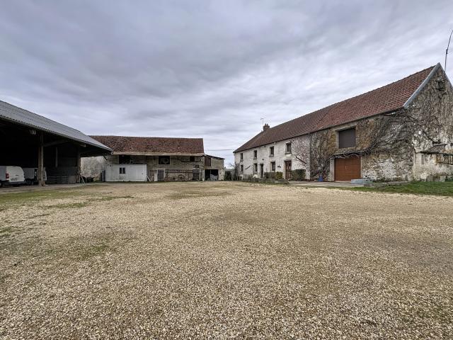 10 mins de Montmirail, Corps de ferme premier voisin à plus de 150 m, idéal pour élevage canins ou autres