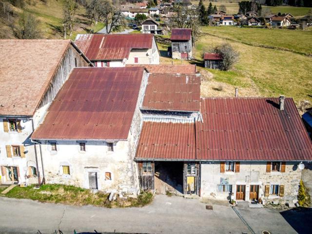 Corps de ferme 1770 à rénover – 710 m² de potentiel en Haut