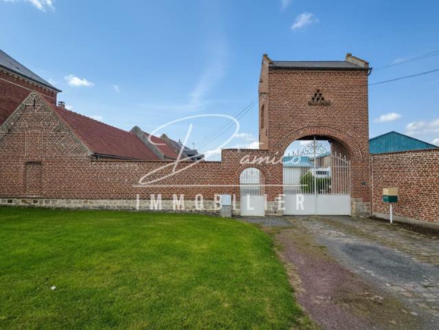 Corps de ferme 2 maisons + 780 m² dépendances secteur Cambra