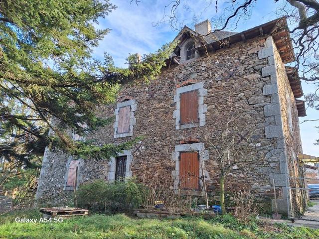 Maison bâtiments terres