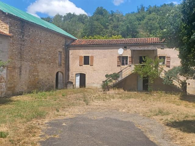 Corps de ferme à pierre à rénover sur 3435m2 de terrain 65m² Varen