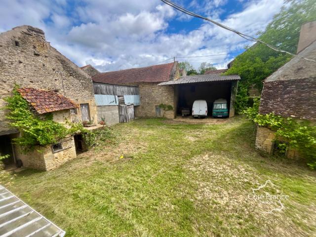 corps de ferme à rénover au cœur de la campagne bourguignonne