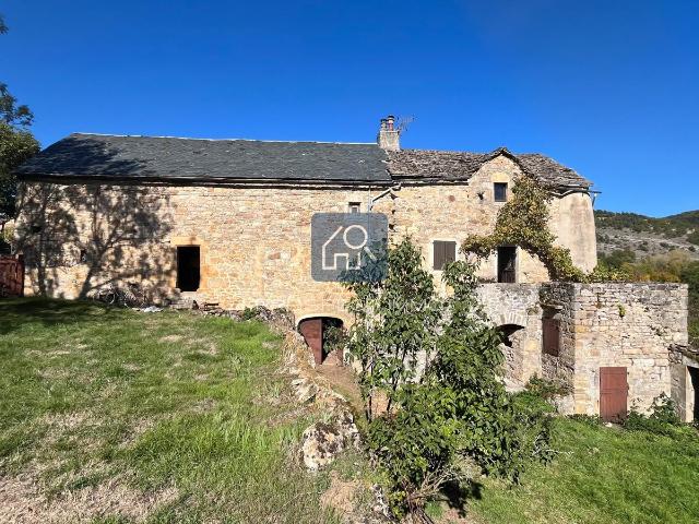 Corps de ferme à rénover avec grange et terrain