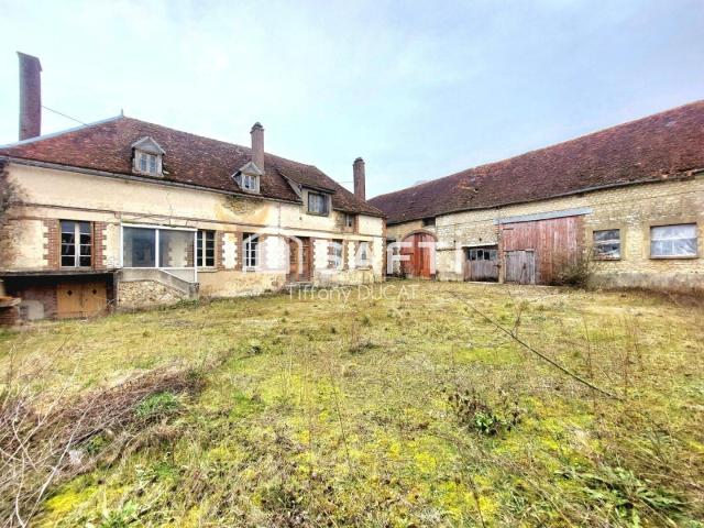 Corps de ferme à rénover avec grandes dépendances