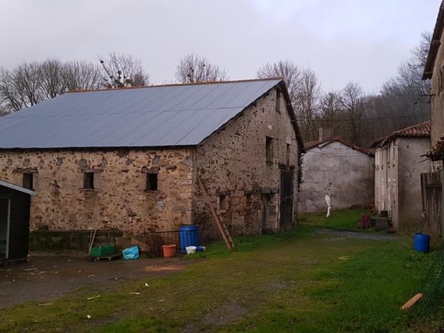 Corps de ferme à rénover sur un terrain de 13.000 m²