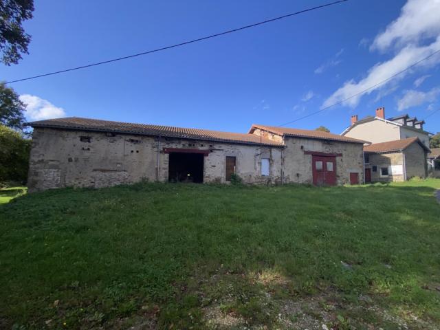 Corps de ferme à rénover sur 1 Ha de terres attenantes