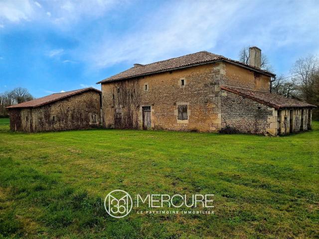 Corps de ferme à rénover sur 2 ha à fort potentiel 270m² Blanzay