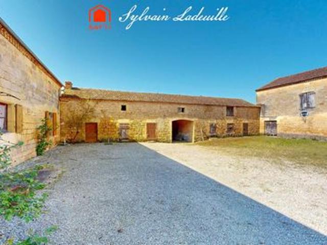 Corps de ferme a restaurer de 95 m² habitables avec 400 m² de dépendances sur un terrain de 3 500 m²