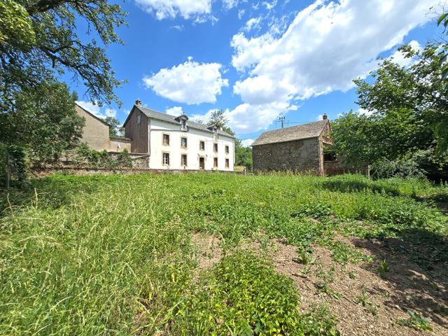 Corps de ferme avec maison, appartement et dépendances Dur. 237m² Durenque