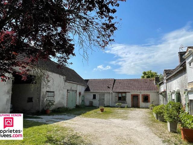 Corps de ferme avec beaucoup de potentiel et 2 habitations sur 7120 m² à Saint Martin D Abbat