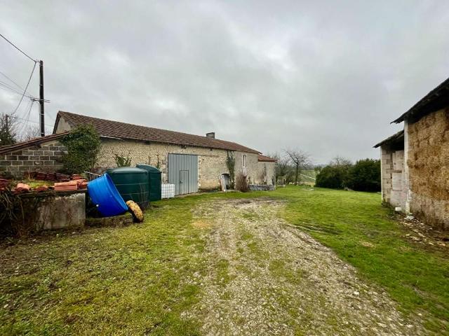 Corps de ferme avec dépendances à rénover