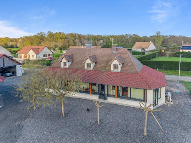 Corps de ferme avec dépendances et jardin