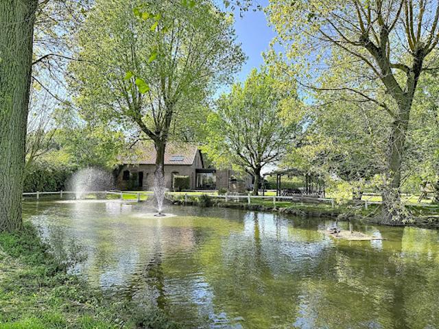 Corps de ferme avec dépendances et jardin