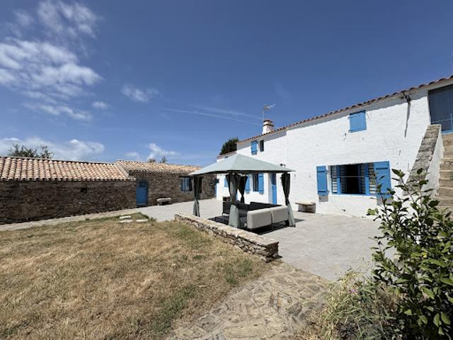 Corps de ferme avec dépendances et jardin