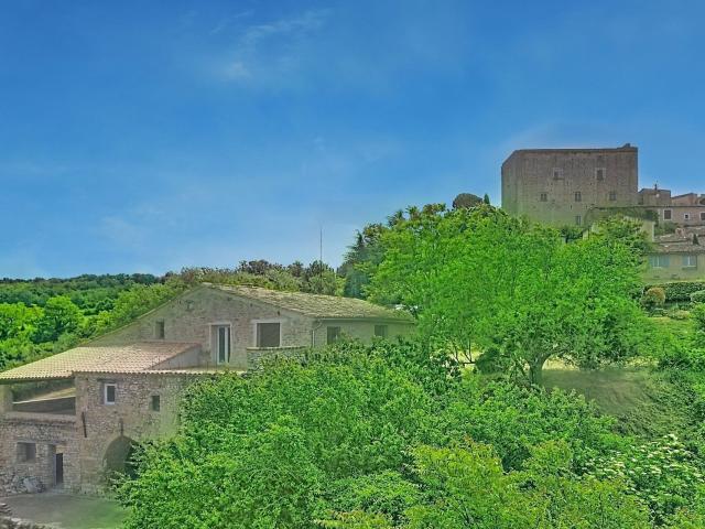Corps de ferme avec dépendances et vue panoramique 95m² Caseneuve