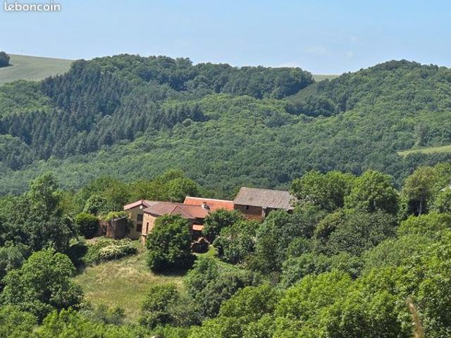 Corps de ferme avec dépendances, source, et 4 ha sans fermage dans le Sud Aveyron, avec belle vue, dans un hameau isolé