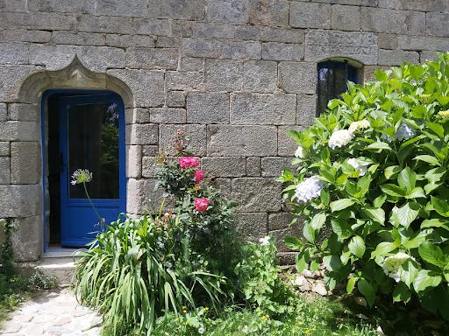 Corps de ferme avec dépendances et jardin
