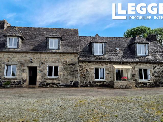 Corps de ferme avec deux habitations et dépendances sur 2 hectares – Bolazec