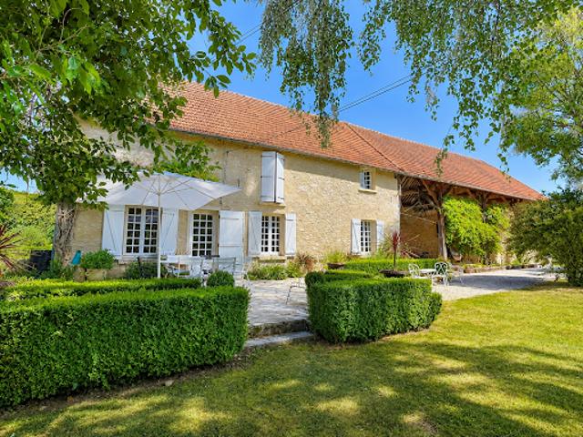 Corps de ferme avec jardin
