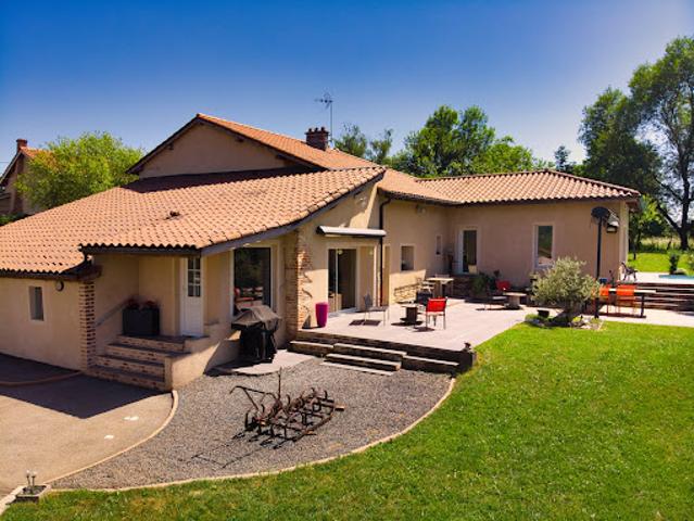 Corps de ferme avec jardin et piscine