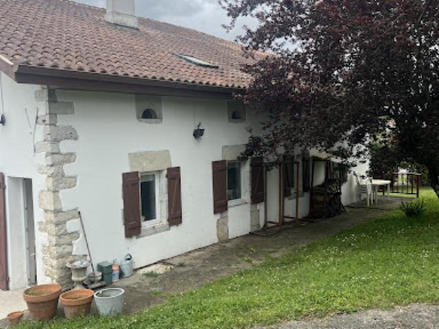 Corps de ferme avec jardin et piscine
