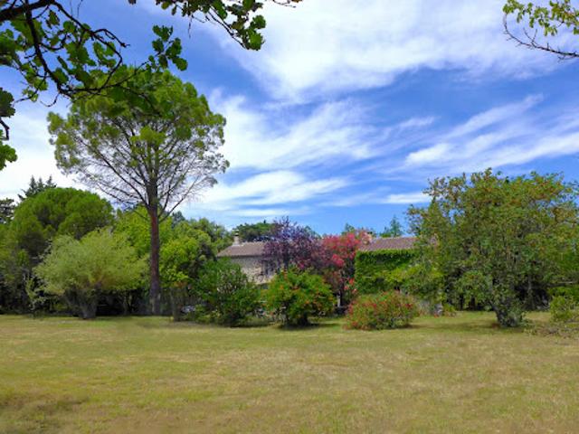 Corps de ferme avec jardin et piscine