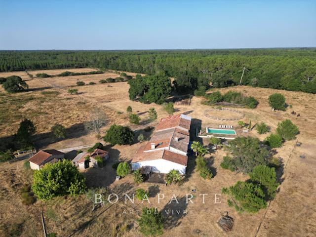 Corps de ferme avec piscine