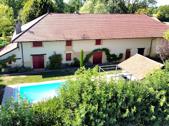 Corps de ferme avec piscine