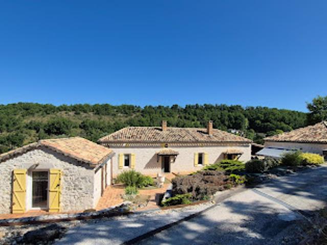 Corps de ferme avec piscine