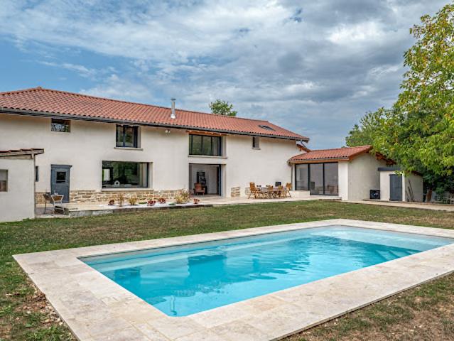 Corps de ferme avec piscine