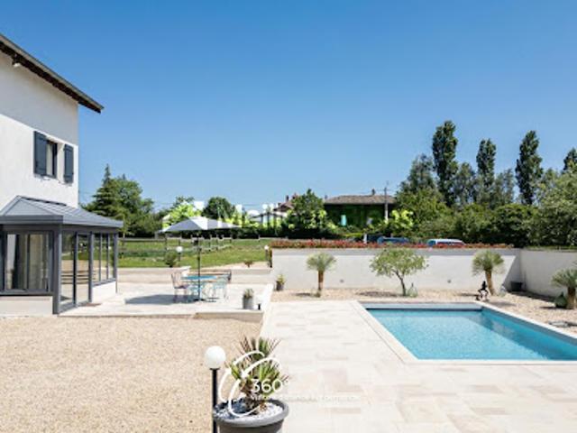 Corps de ferme avec piscine