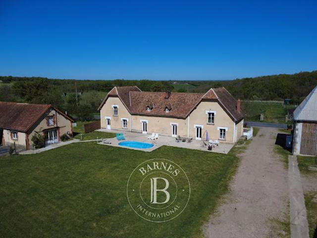 Corps de ferme avec dépendances et piscine