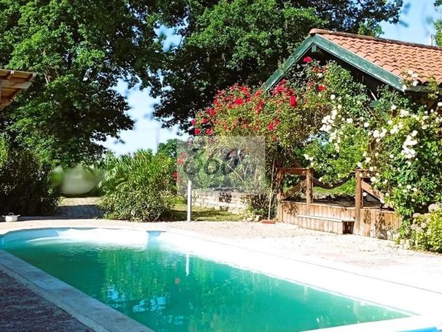 Corps de ferme avec piscine à Montracol