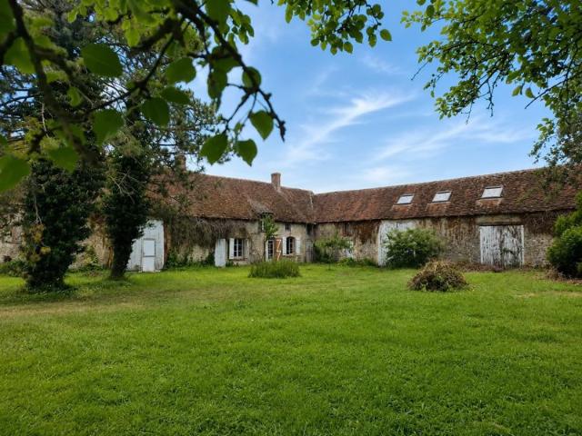 Corps de ferme avec terrain et dépendances, au calme