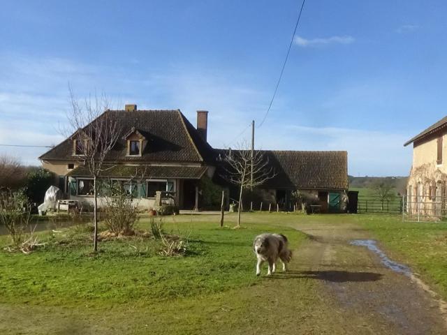Corps de ferme avec 13 hectares 20 ares 180m² Perrecy les Forges