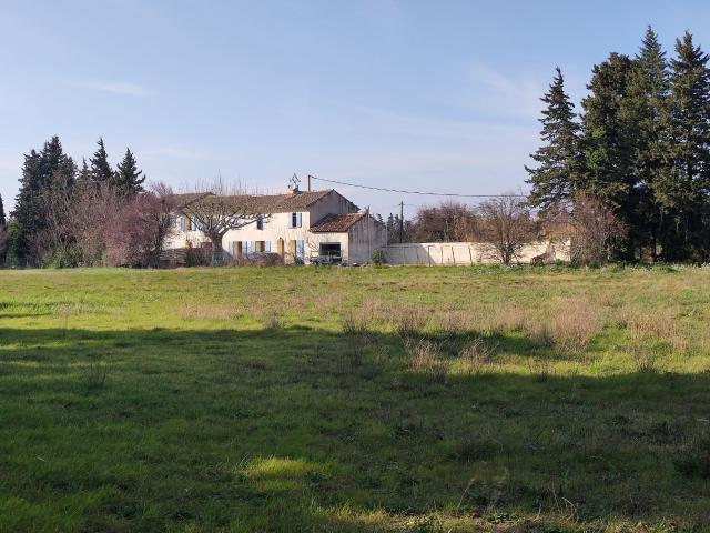 CORPS DE FERME AVEC 2 HABITATIONS LOUEES SUR 13 000 M2 DE TERRAIN