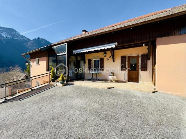 Corps de ferme avec 416 m² exploitables – idéal grande famille, artisan ou projet multi logements – Fillière