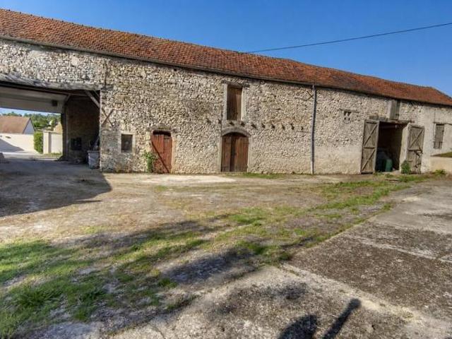 Corps de ferme de 400m2, 10 pièces,parcelle de 930m2