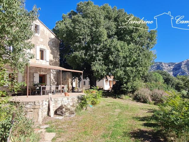 CORPS DE FERME de 1804 et villa de 1960 avec vue imprenable