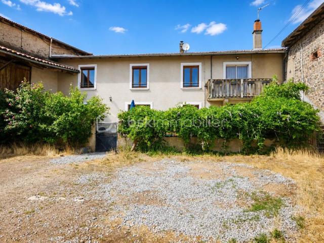 Corps de ferme de 210 m² avec appartement indépendant et plus de 440 m² de dépendances